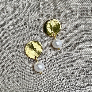 disc pearl earrings