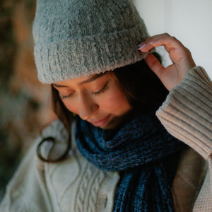 gray alpaca model beanie
