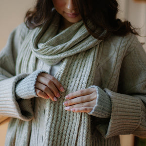 gray fingerless gloves
