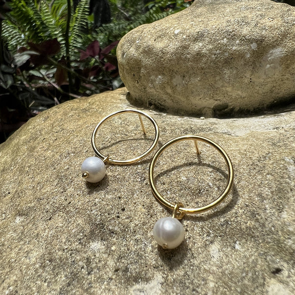 Buy Circle Gold Freshwater Pearl Hoop Earrings | SLATE + SALT