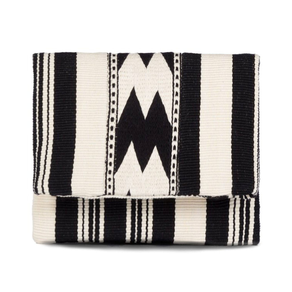 Mercado Global Carmela black clutch